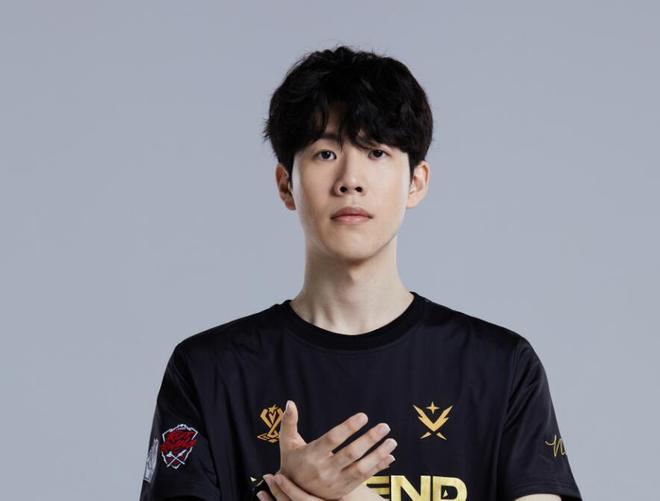 场上两队拼 场上两队拼